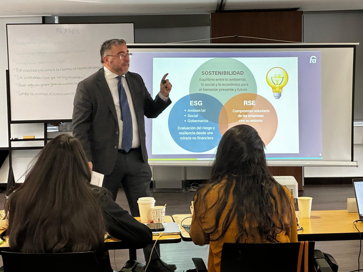 FasecoldaOficia's tweet photo. En el #MicroinsuranceMaster, Gustavo Morales, presidente del gremio, destacó que el seguro es un pilar de resiliencia y sostenibilidad: permite a familias y empresas estabilizar sus ingresos, acceder a crédito y proteger su bienestar frente a riesgos.🌍🔒En hilo sus mensajes🧵⬇️ https://t.co/O8xEpoyWbB