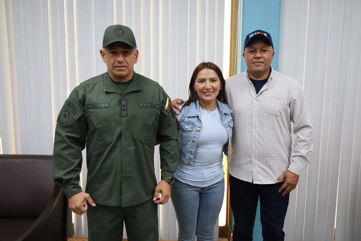 mincomunas_ve's tweet image. 📢 El ministro y comunero, Ángel Prado, inició su despliegue en el estado #Sucre en estrecha articulación con la gobernadora y líder revolucionaria, Jhoanna Carrillo.
#ComunaONada
#28Ago