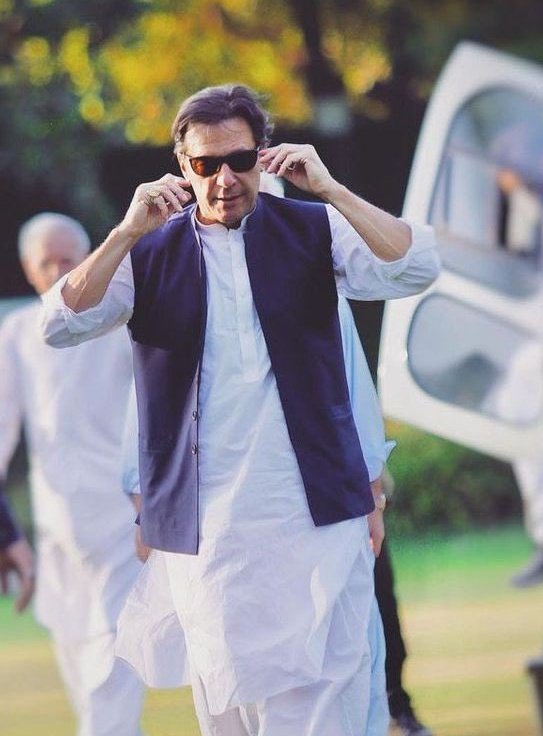 ویسے تو ہزاروں خوبیاں ہیں مگر 
تیرا ڈٹ جانا ہی کمال کر گیا 
#قومی_لیڈر_بےگناہ_بےقصور