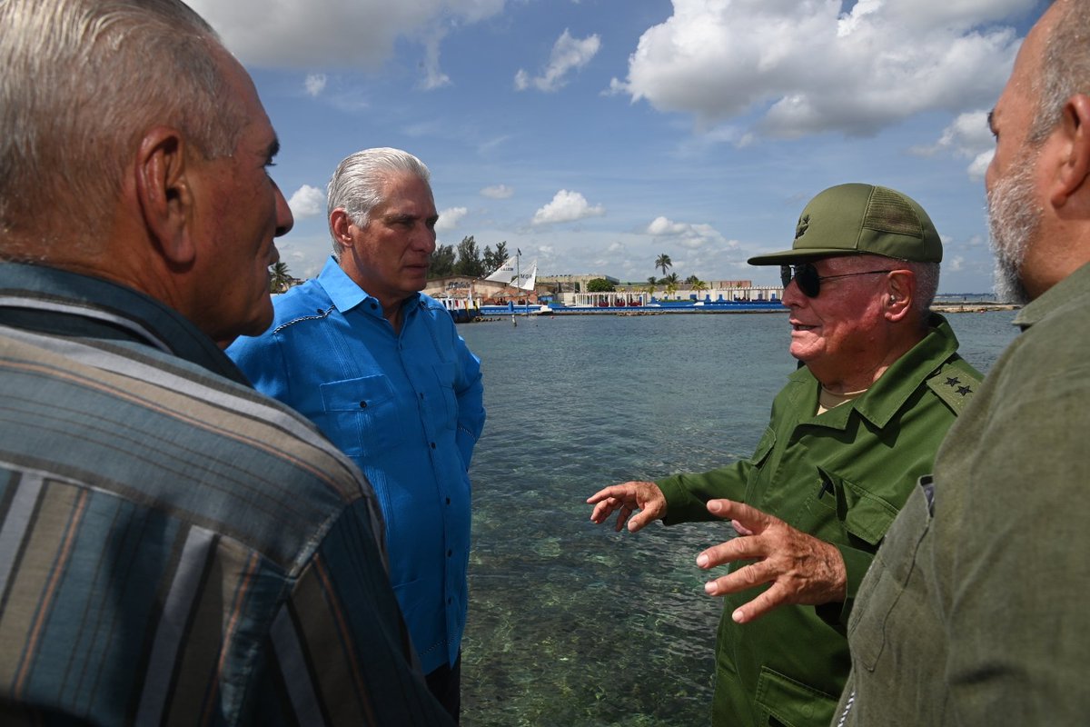 🇨🇺| Hasta la conocida "Casa Central de las FAR", en La Habana, llegó  el Presidente <a href="/DiazCanelB/">Miguel Díaz-Canel Bermúdez</a>, acompañado por los miembros del Buró Político, <a href="/MMarreroCruz/">Manuel Marrero Cruz</a> y  el General de Cuerpo de Ejército, Álvaro López Miera, primer ministro y ministro de <a href="/MinfarC/">Minfar_Cuba</a>, respectivamente.

🧵