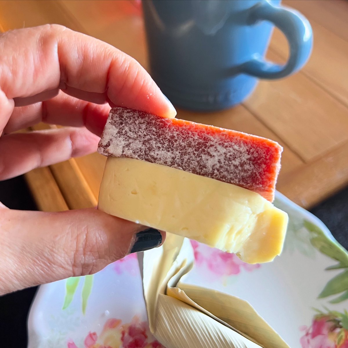 Hablemos del ❤️ amor: hay quienes le huyen al compromiso 😔, tal vez porque en el espejo del otro solo ven sus propias inseguridades 🫠. Mejor que vayan a terapia y dejen de hacerse los mártires o los rompe corazones 🙄.

En cambio, hay matrimonios indisolubles, como el queso con