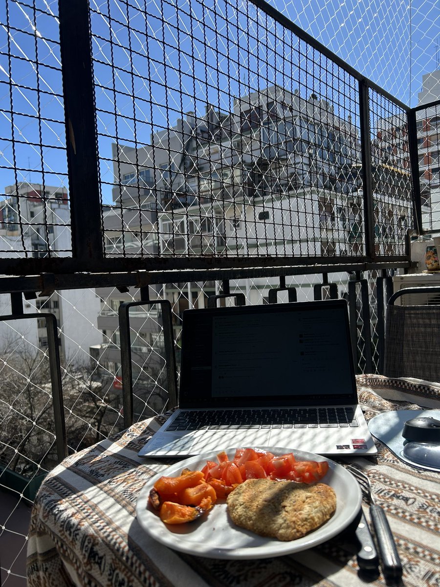 Con lo acostumbrada que estoy a pararme desde la carencia me olvido de agradecer lo afortunada que soy. Estoy en el balcón de mi casa con mis gatitos, almorzando al sol, laburando de algo que me gusta mucho. Solo basta con frenar dos minutos y mirar las cosas desde otro lugar.