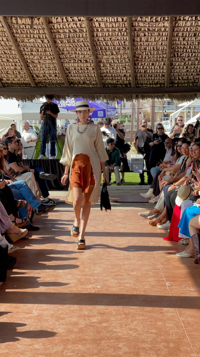 Kaarina77's tweet image. #InnovaModa2025 🇺🇸: Rising talents slay #CastillosdelMar runway with bold silhouettes/textiles. Construction battles (sleeve draping vs pattern chaos) hit home—Heinonen Atelier vibes, love raw creativity! #TijuanaInnovadora #Binational #FashionDesign #CoutureDrape #BehindTheSeams