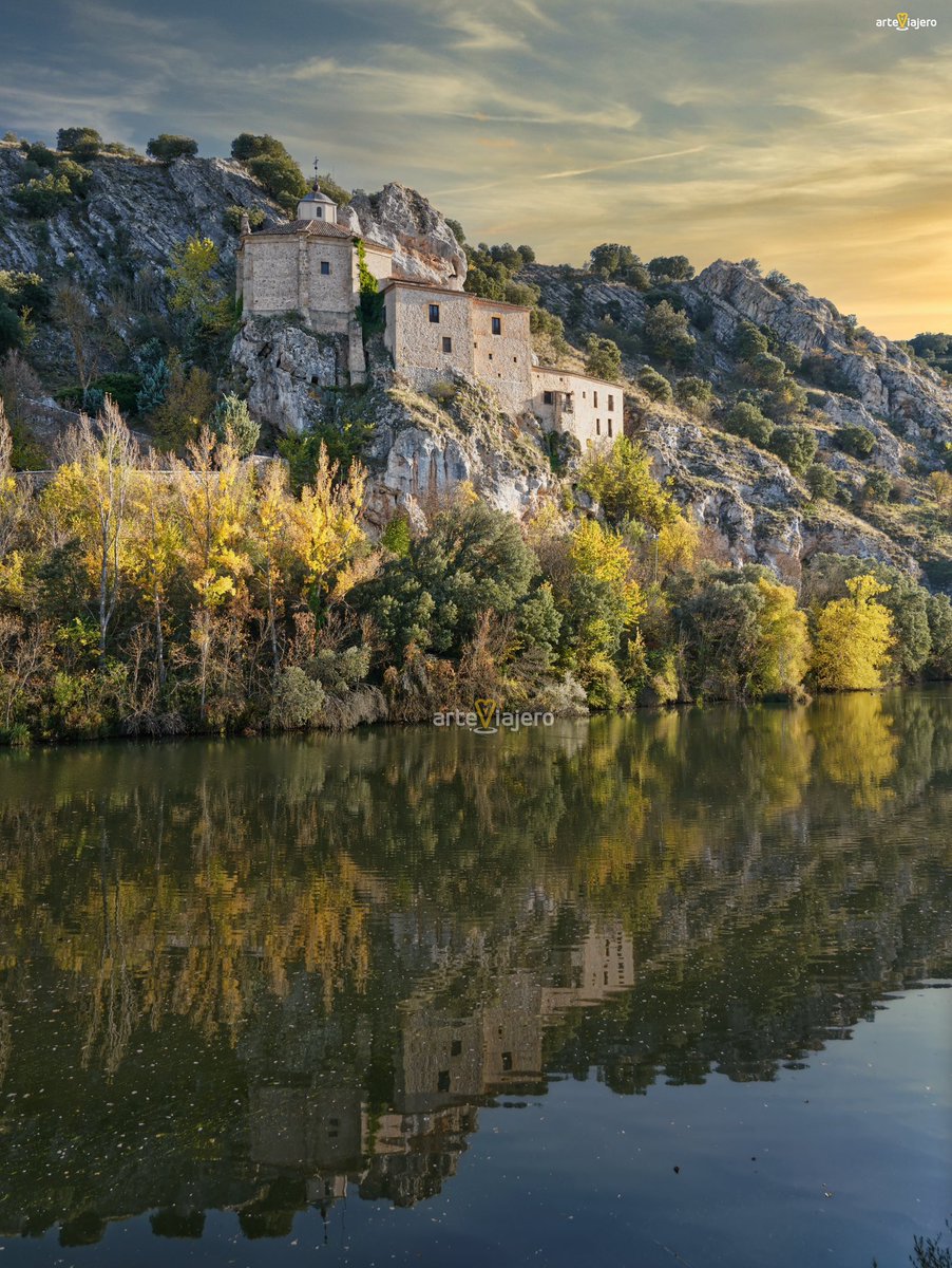 Ermita de San Saturio, uno de los lugares más emblemáticos y evocadores de Soria ❤️
#FelizJueves #photography