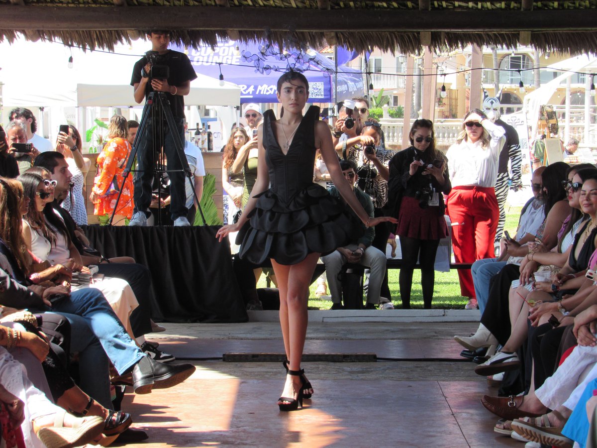 Kaarina77's tweet image. #InnovaModa2025 🇺🇸: Rising talents slay #CastillosdelMar runway with bold silhouettes/textiles. Construction battles (sleeve draping vs pattern chaos) hit home—Heinonen Atelier vibes, love raw creativity! #TijuanaInnovadora #Binational #FashionDesign #CoutureDrape #BehindTheSeams