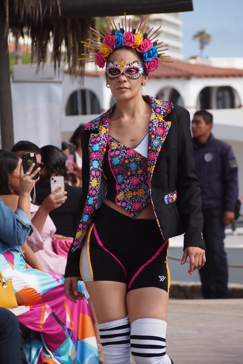 Kaarina77's tweet image. #InnovaModa2025 🇺🇸: Rising talents slay #CastillosdelMar runway with bold silhouettes/textiles. Construction battles (sleeve draping vs pattern chaos) hit home—Heinonen Atelier vibes, love raw creativity! #TijuanaInnovadora #Binational #FashionDesign #CoutureDrape #BehindTheSeams