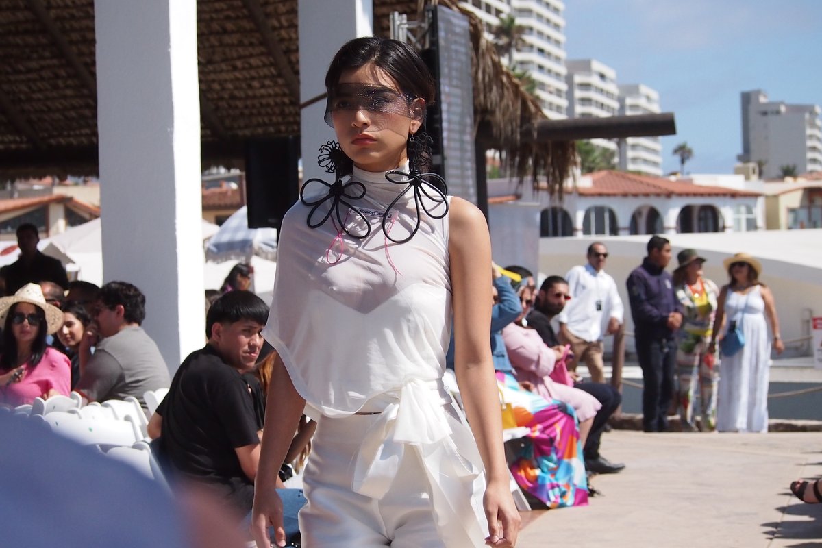 Kaarina77's tweet image. #InnovaModa2025 🇺🇸: Rising talents slay #CastillosdelMar runway with bold silhouettes/textiles. Construction battles (sleeve draping vs pattern chaos) hit home—Heinonen Atelier vibes, love raw creativity! #TijuanaInnovadora #Binational #FashionDesign #CoutureDrape #BehindTheSeams
