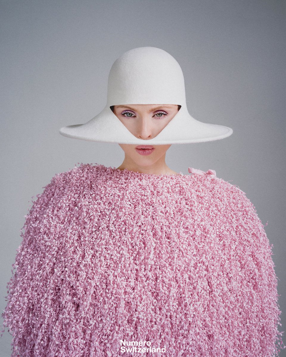 SophieEB's tweet photo. Me for Numero Switzerland 💞this was such a fun shoot! The full length article is about the theme of time, which is something I thought about a lot when writing ‘Perimenopop’ Xx ☀️ 

September Issue - TIME https://t.co/MREHDiWuNr