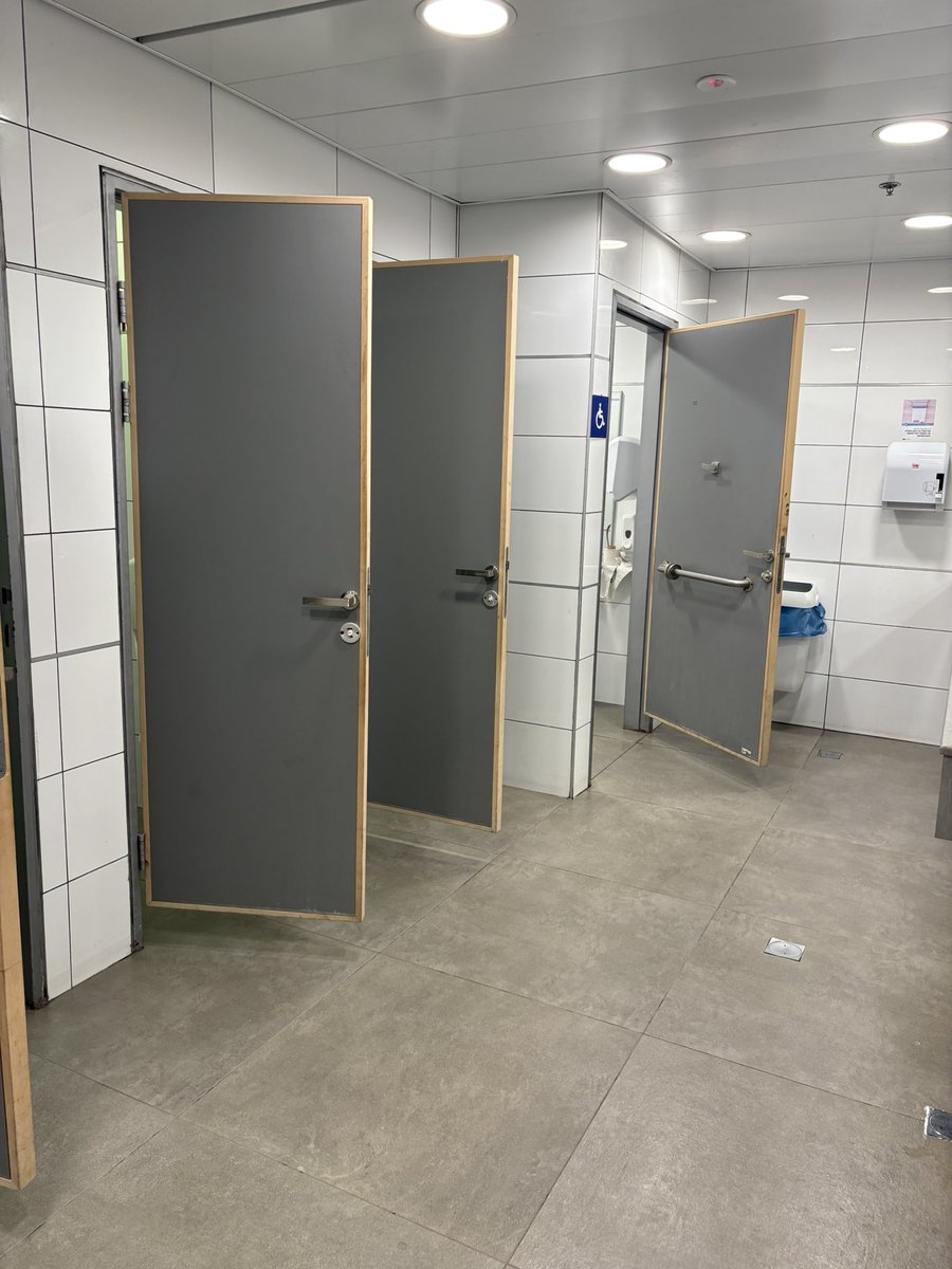 •תחנת רכבת הוד השרון - סוקולוב•

יתרונות: נקי, יש נייר, יש נייר לניגוב ידיים, הכל עובד, יש מתלה לתיק 
חסרונות: אין

5/5