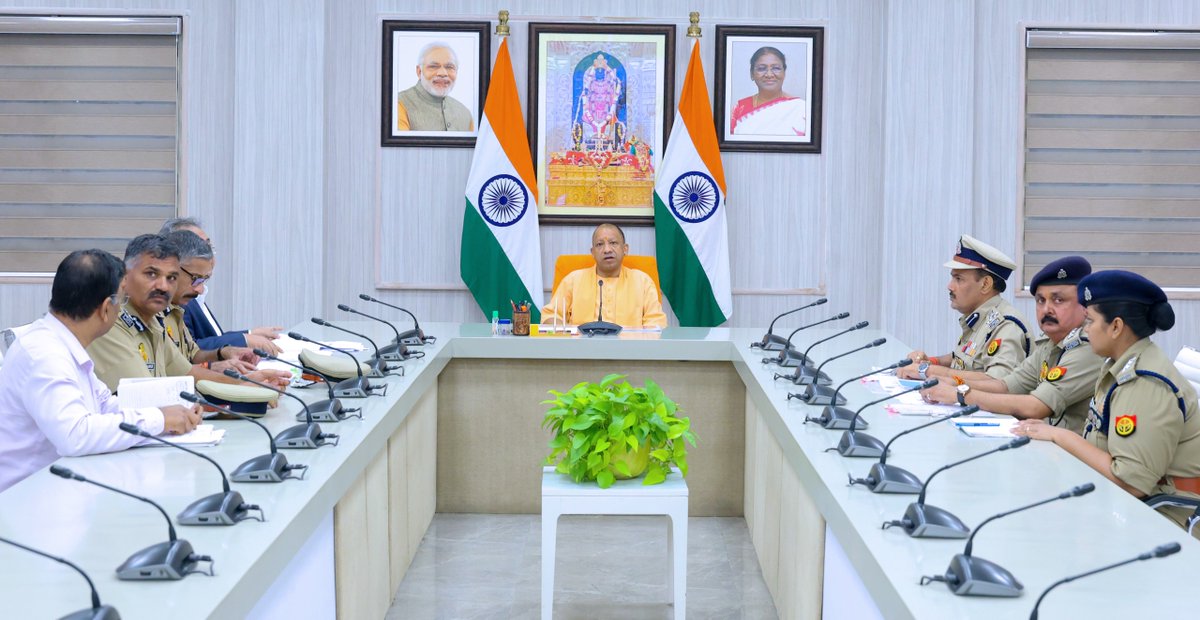 CM Office, GoUP (@cmofficeup) on Twitter photo #UPCM <a href="/myogiadityanath/">Yogi Adityanath</a> ने आज जनपद लखनऊ स्थित सरकारी आवास पर आयोजित एक उच्चस्तरीय बैठक में होमगार्ड्स विभाग के कार्यों की समीक्षा की। उन्होंने कानून-व्यवस्था, यातायात नियंत्रण तथा आपदा की परिस्थितियों में होमगार्ड्स की भूमिका की सराहना की।
मुख्यमंत्री जी ने प्रदेश में होमगार्ड्स #UPCM <a href="/myogiadityanath/">Yogi Adityanath</a> ने आज जनपद लखनऊ स्थित सरकारी आवास पर आयोजित एक उच्चस्तरीय बैठक में होमगार्ड्स विभाग के कार्यों की समीक्षा की। उन्होंने कानून-व्यवस्था, यातायात नियंत्रण तथा आपदा की परिस्थितियों में होमगार्ड्स की भूमिका की सराहना की।
मुख्यमंत्री जी ने प्रदेश में होमगार्ड्स