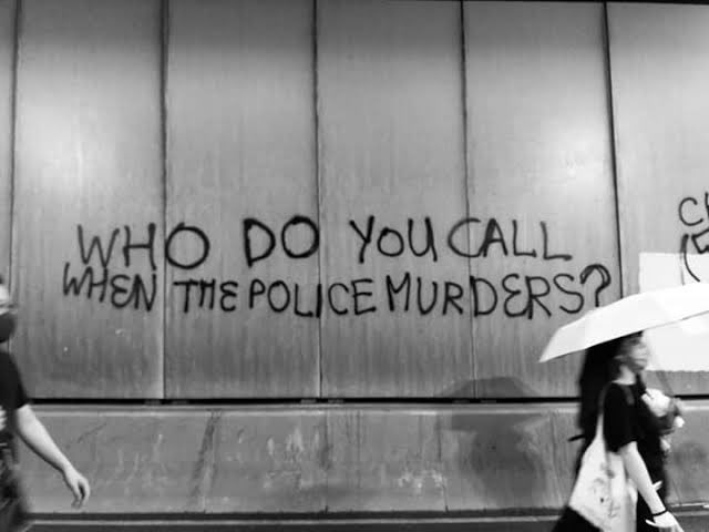 “Who do you call when the police murders?”

Hari ini pertanyaan itu jadi luka. Seorang driver ojol pulang tinggal nama, dilindas oleh aparat di depan gedung yang katanya rumah rakyat.

Sedih karena nyawa murah sekali di negeri ini. Marah karena yang seharusnya melindungi justru