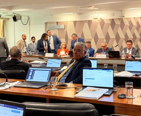 MarcosRogerio's tweet photo. Mais cedo, observamos o seguinte diálogo na CPMI do INSS:

- A senhora foi blindada? A senhora teve um direcionamento para fazer tipos de respostas?

- Não

- Não se encontrou com nenhum Deputado Federal, com nenhum Senador em nenhum momento?

- Nunca encontrei com nenhum Deputado Federal, com nenhum Senador.

Partindo de alguém que não tem relação com parlamentares, é no mínimo curiosa a presença recorrente de parlamentares de esquerda na mesa, falando com a depoente.