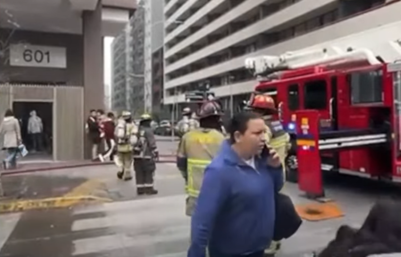 TTISantiago's tweet photo. Actualización (13:21). Se mantiene tránsito SUSPENDIDO hacia el cruce de Manuel Antonio Tocornal con Argomedo, debido a incendio en departamento de torre residencial. Bomberos en el lugar. Argomedo desviada al norte por Lira #Santiago https://t.co/DfKdy4MCPk