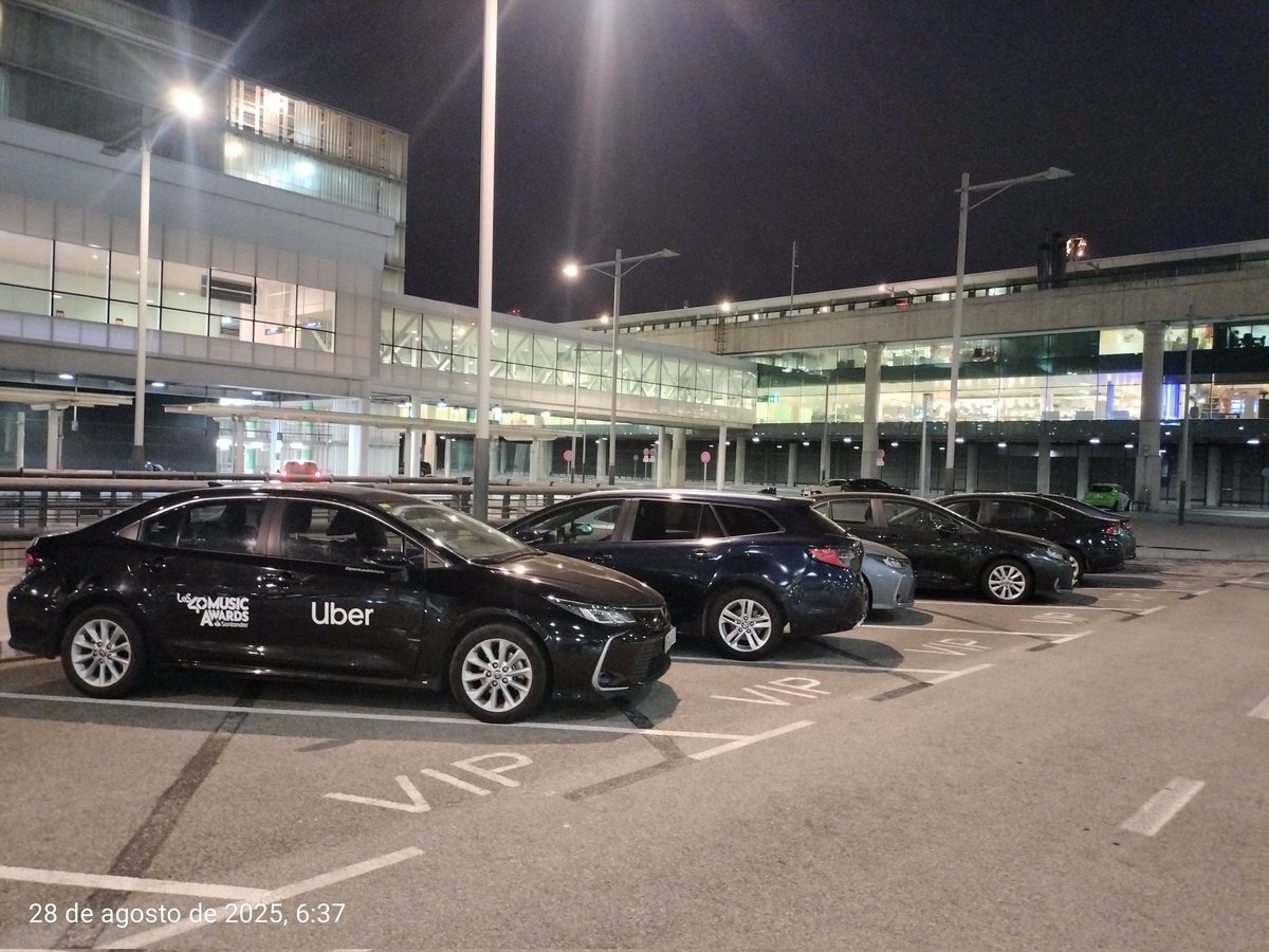 Solo han caído unas gotas en Barcelona y Uber ya sube los precios sin piedad: un viaje del aeropuerto que cuesta 25 € ahora lo cobran 82 €. No te dejes engañar, tu taxi de siempre es seguro y justo."
Son expertos en robar a los clientes.#TaxienLucha