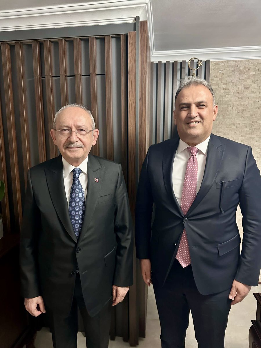 Bay Kemal'in yol arkadaşı olmak zordur. 
Ancak bir o kadar da onurludur! 
Yolunuz yolumuzdur <a href="/kilicdarogluk/">Kemal Kılıçdaroğlu</a>