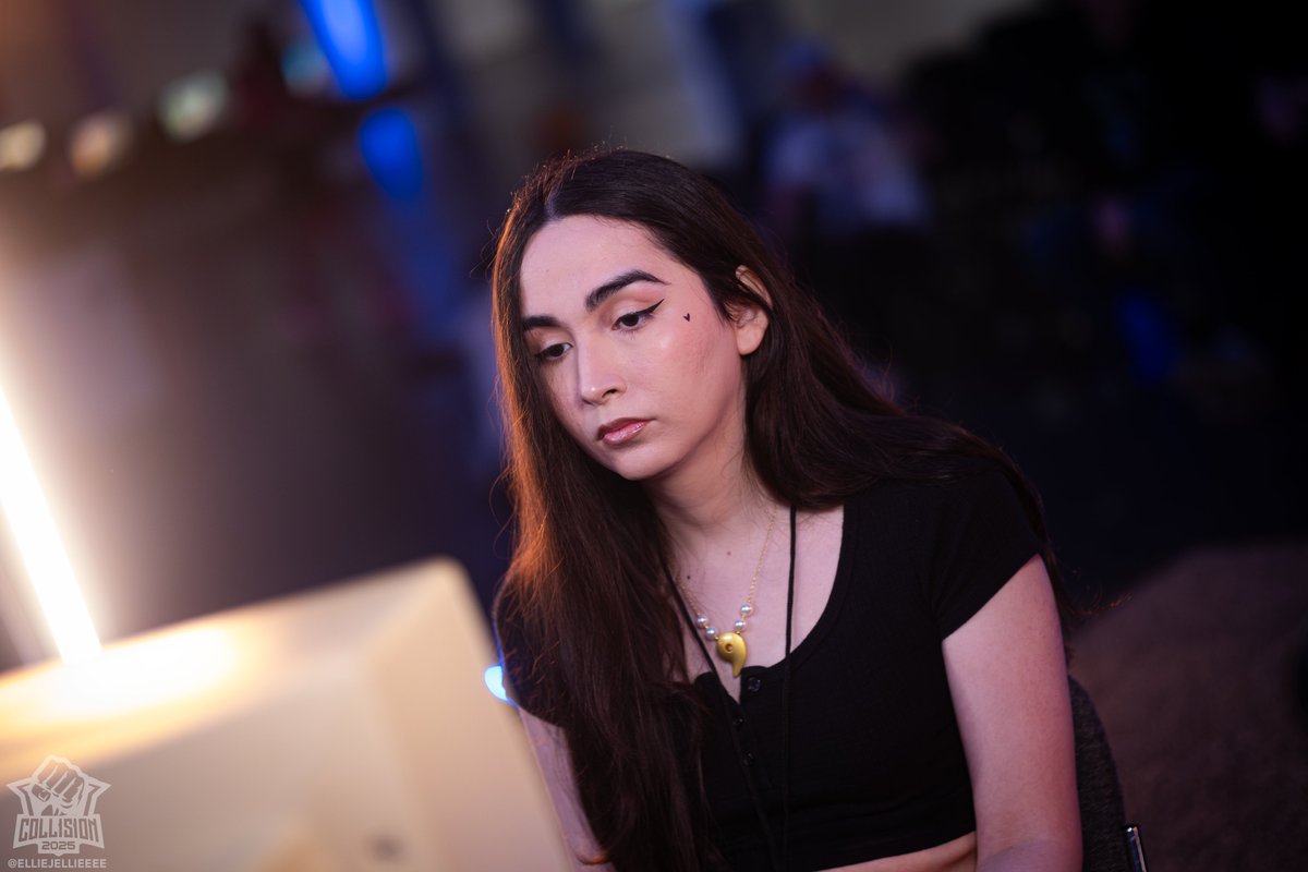 SSBMagi's tweet photo. one of my favorite pics taken of me at a tourney cuz i just look SO fuckin done with whatever is occurring on the screen LMAO

📸: @EllieJellieeee https://t.co/TFjd7ye8ap