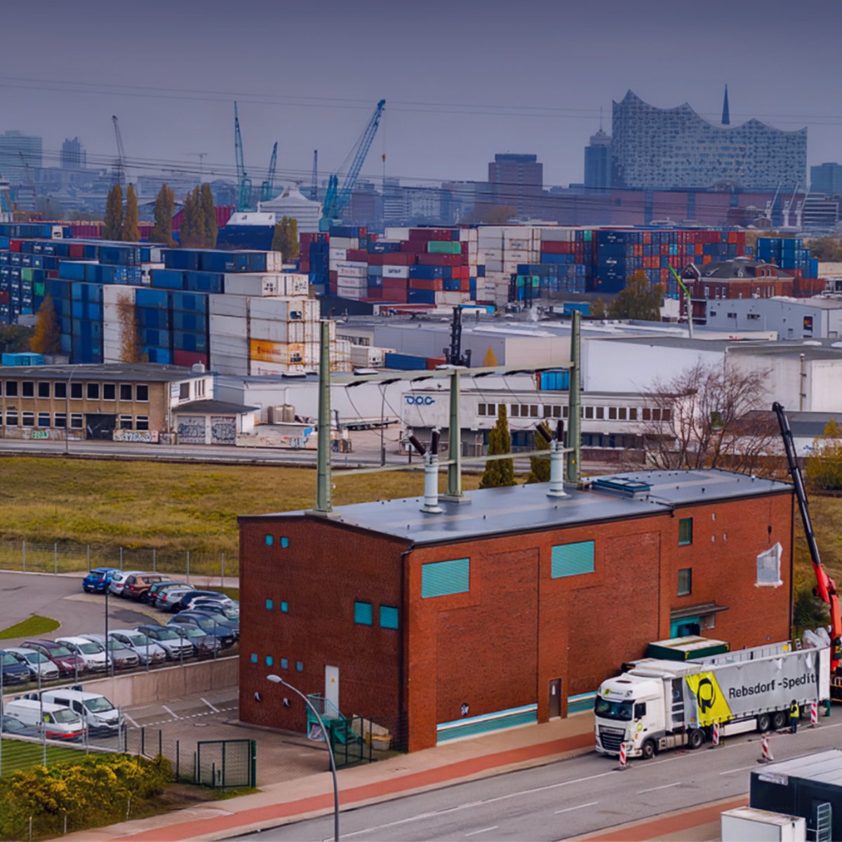 Siemens's tweet image. To power future energy needs at CC3 Steinwerder, the #Kuhwerder substation got an upgrade: two 110 kV to 10 kV transformers + #BlueGIS “Clean Air” switchgear. 

Now delivering 37.5 MVA—staying online even if a transformer or busbar fails.