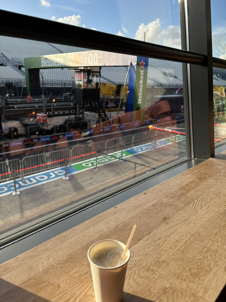 Even een ‘coffee with a view’ na mijn etenspauze. Zo nog tot 21.0 uur achter de balie bij het media centrum. #F1