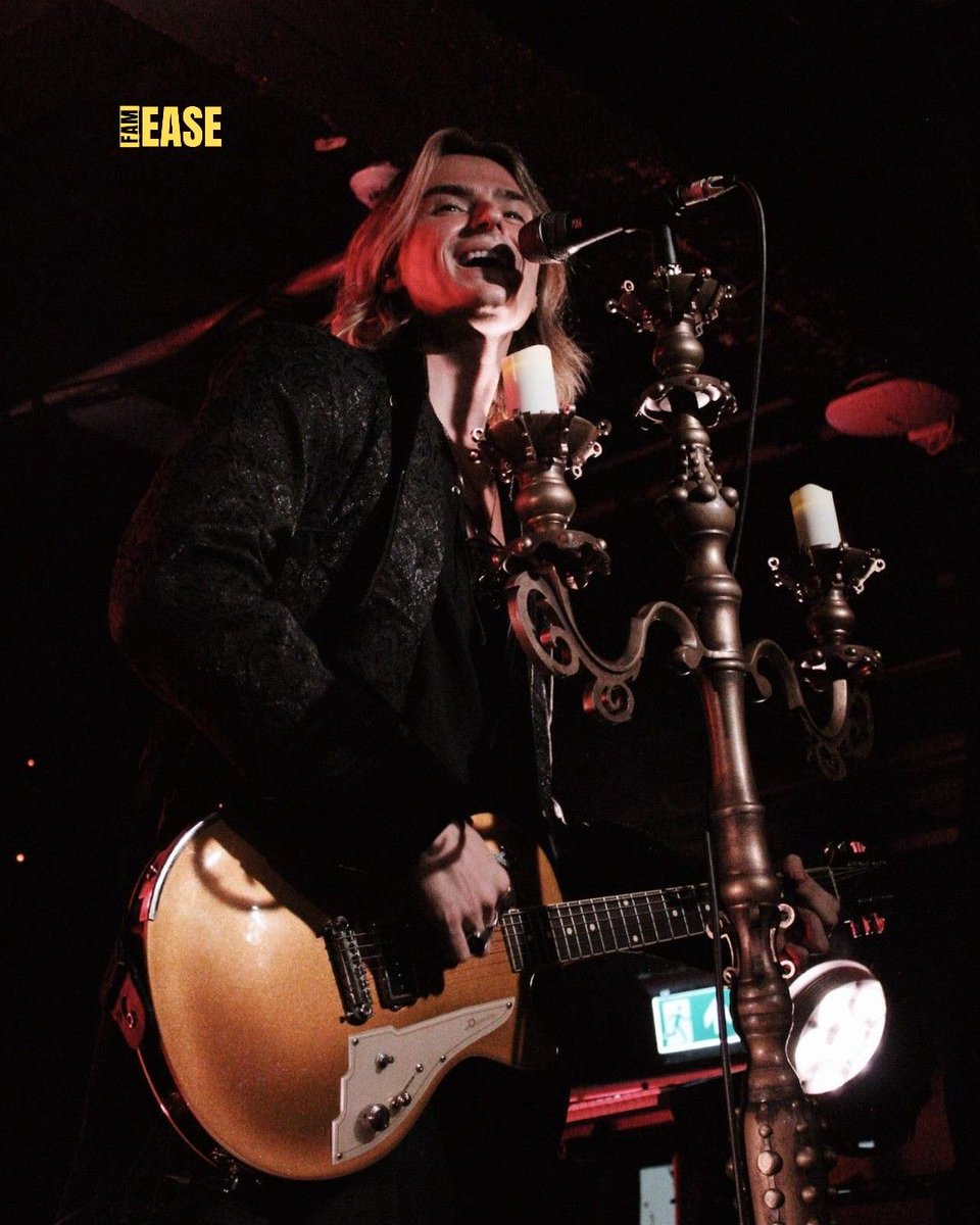 Fameasemedia's tweet photo. Luke Eisner on stage with VOILÀ ⚡
From soaring riffs to pure showmanship, Luke owned the spotlight at Manchester Academy during “THE MAGIC WORD” Tour. The magician of the strings delivered magic all night long.
@lukeeisnerofficial @wearevoila
#VOILA #LukeEisner #TheMagicWordTour #TheMagicians #ManchesterAcademy