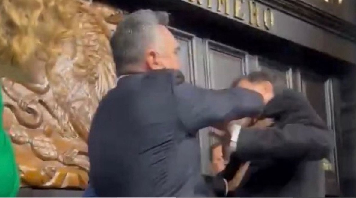 ElBaronNews_'s tweet photo. Abra que denunciar ante la @FGRMexico que @fernandeznorona utilizó su cara para golpear de manera artera los puños de @alitomorenoc.
#Montaje #Chillona #Norroña #Senado #sesionpermanente #ULTIMAHORA #Changoleon #Mugroso #alitomerepresenta #TeamAlito #PRI #Imnonacional #Callese #Mugroña #Azucena #cobarde