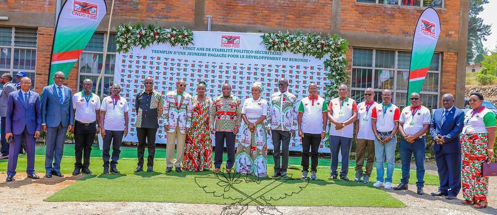 KwaNtare's tweet photo. Ashimangira icivugo kigira kiti: «Imyaka 20 y'amahoro n'umutekano mu #Burundi: shimikiro ry'Urwaruka rwiyemeje guteza Imbere igihugu», Nyenicubahiro @GeneralNeva arashima ivyo uburongozi bwa @CnddFdd bwagejejeko igihugu: amahoro na demokarasi,naho wavukiye mu ndyane n'akarenganyo https://t.co/1tNiTs3Y6u