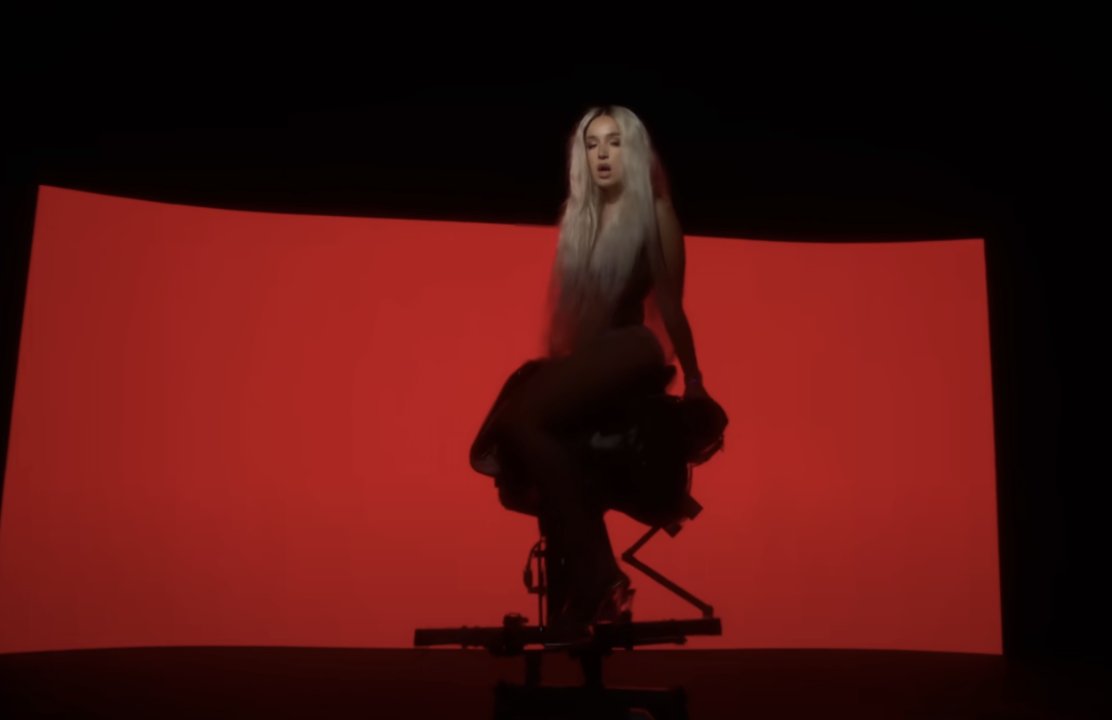 A ver fans expertos 👀, ¿reconocen en qué videoclip de #olaindigo sale esta escena? ❤️🌹