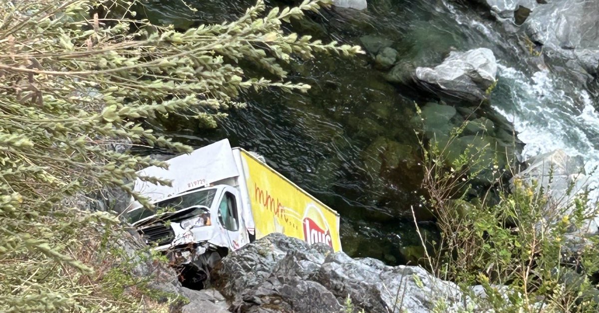 KRCR7's tweet image. A Frito-Lay delivery truck crashed into the #SmithRiver on Tuesday, causing traffic delays along U.S. 199 while emergency crews worked to clear the scene. 
DETAILS: bit.ly/4oOdLBs
📸: @ChpCity, @CaltransDist1