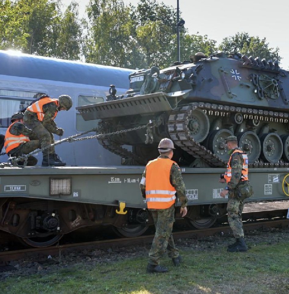 ➖️Almanya Merkezli Tagesspiegel: 

⭕️Almanya, ağır silah ve asker sevkiyatı için Ukrayna’ya uzanan askeri demiryolunu neredeyse tamamladı.

⭕️Hat, Baltık limanlarından başlayıp Polonya üzerinden Krakow’daki lojistik merkeze, oradan da Batı Ukrayna’ya ulaşıyor.

⭕️Yeni