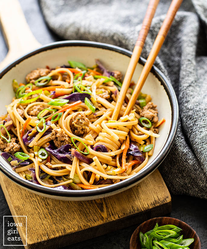 Potsticker Noodle Bowls >> iowagirleats.com/potsticker-noo…