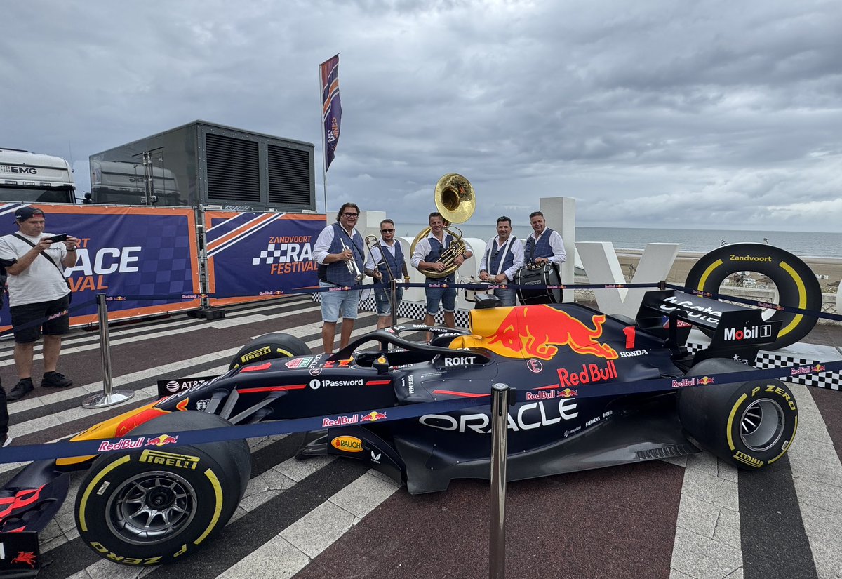 Vandaag, donderdag 28 augustus 2025, waren wij te gast met de Swing Dixielandband in Zandvoort tijdens het Formule 1-weekend. Wij speelden in het centrum, en voor ons is Zandvoort als thuiskomen, want we treden hier meerdere keren per jaar op.