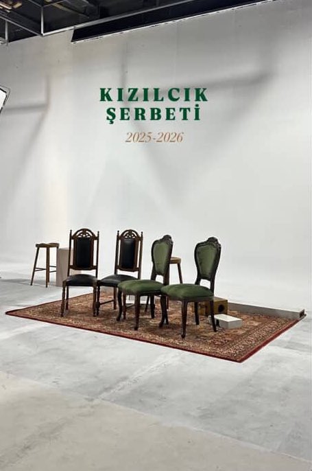şu görüntünün çirkinliği pisliği rezilliği…
afişten artık iki beklentim var, evbarın dip dibe olması ve evrim’in kıyafetinin güzelliğine yakışır olması