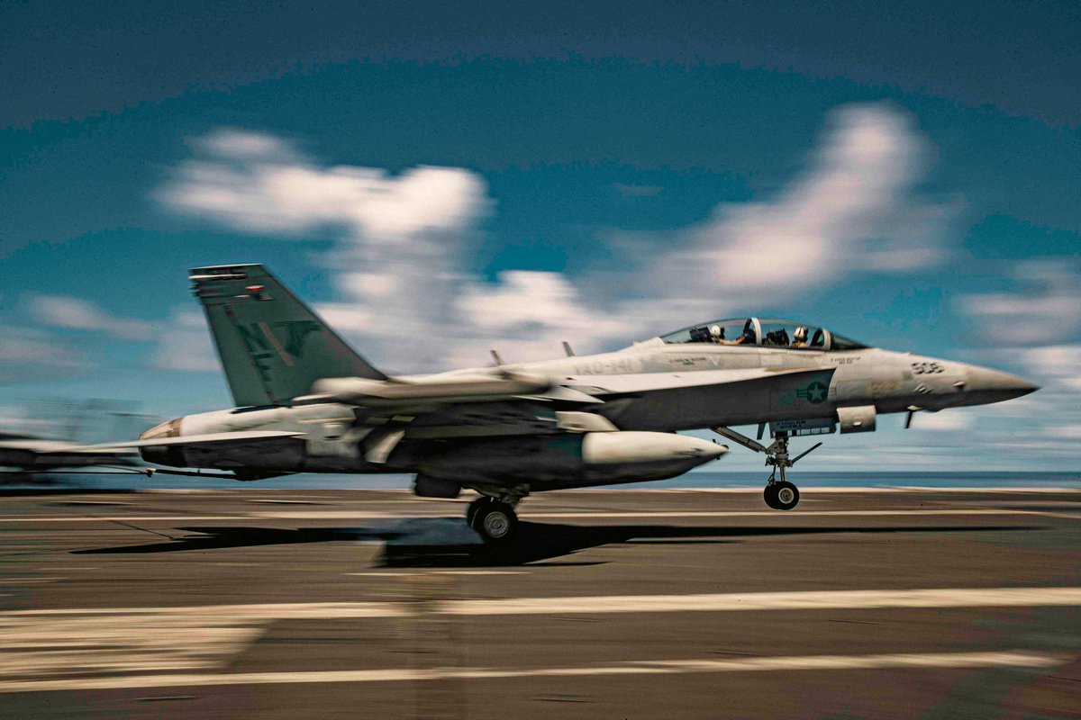 ✈️ Flight ops in the Pacific! An E/A-18G Growler, CMV-22B Osprey, and MH-60R Seahawk operate from USS George Washington (CVN 73), the Navy’s forward-deployed aircraft carrier.