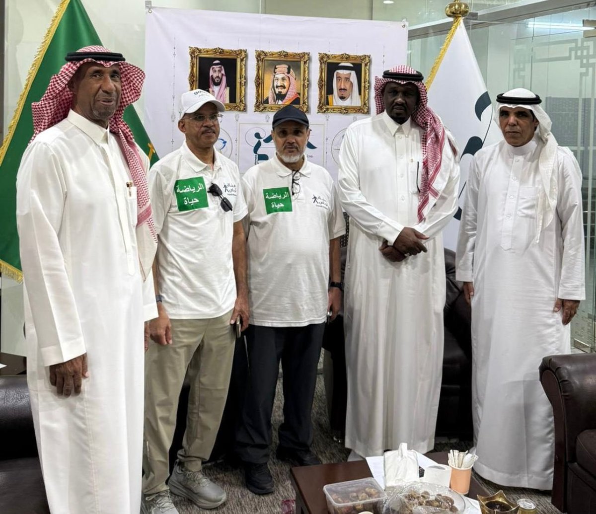 اليوم جمعية حكام كرة القدم تشرفت 
بزيارة فرقة مشاة الرياض بمقر الجمعية واطلعت على اهداف واستراتيجيات الجمعية  والدور الاجتماعي للحكام 
وابداء الوفد اعجابه بما تقوم بة الجمعية من نشاطات اجتماعية للحكام
# جمعية حكام