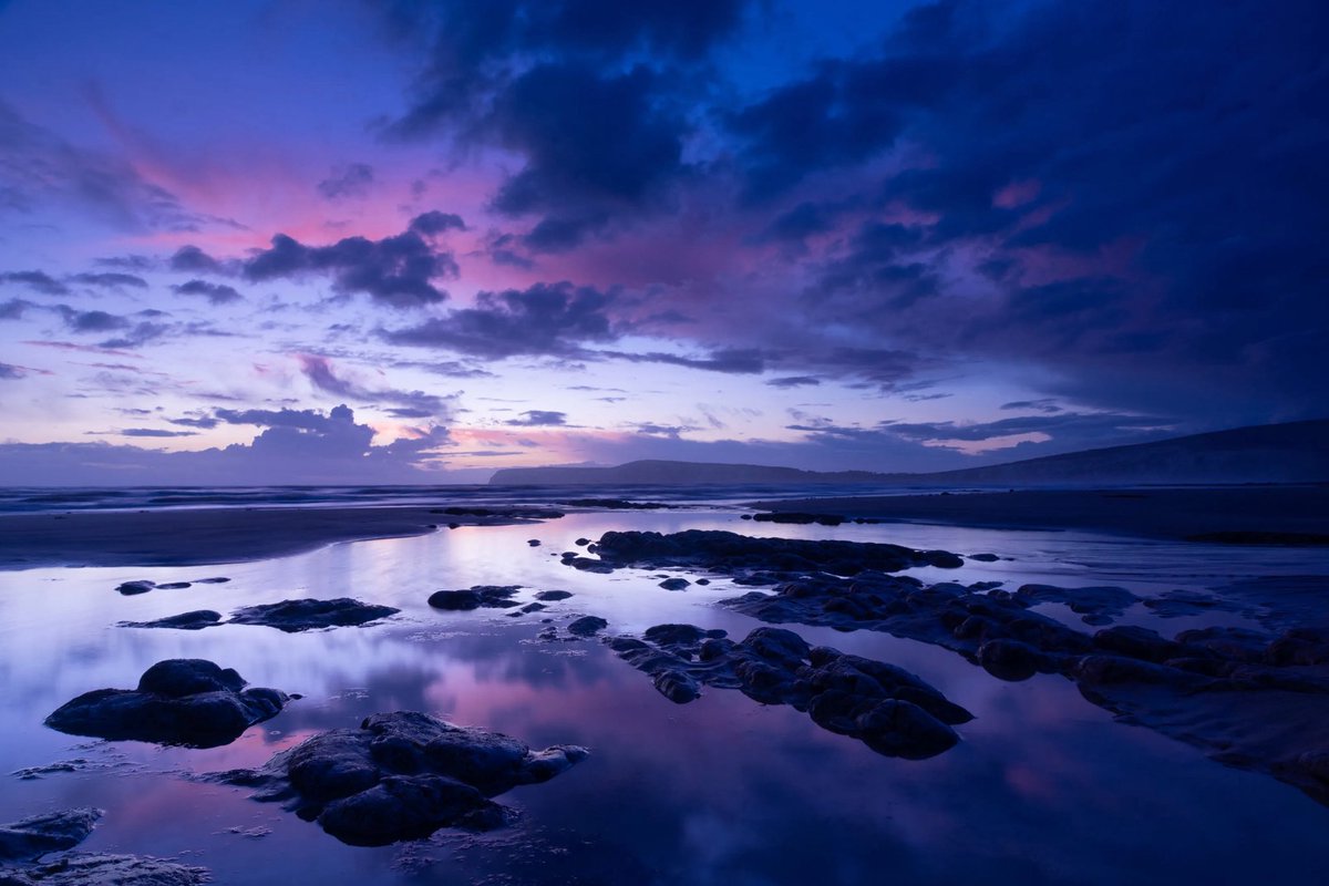 Captured at Compton Beach 🇬🇧 this phenomenal entry from Ian Groves secured a solid judged first place in our recent “The Blue Hour (in colour)” contest, created and judged by The Young Photographer. 🏆 

photocrowd.com/photo-competit…