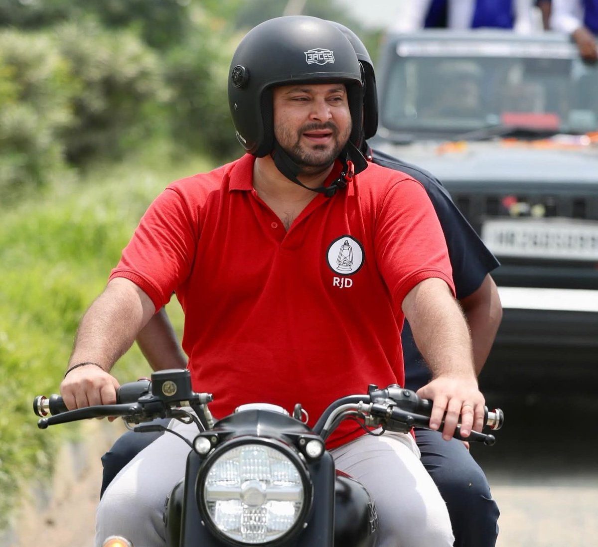 राहुल गांधी ने जैसे बिहार में एंट्री मारी. बीजेपी और मीडिया का प्रोपेगैंडा हवा उड़ गया.

फिलहाल बिहार में दो ही हीरो हैं एक राहुल गांधी और दूसरे तेजस्वी यादव. बाकी सब साइड हैं.
यह रॉयल एनफील्ड की बुलेट यात्रा केवल यात्रा नही बीजेपी की "हार यात्रा" है. बीजेपी मानसिक रूप से बिहार