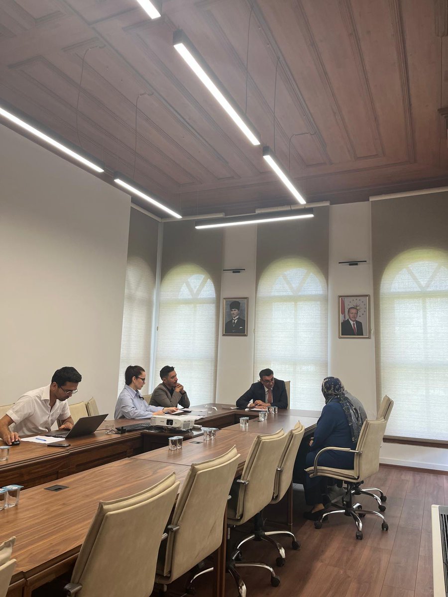 Kaymakamımız Yüksel KARA,Halk Günü Buluşmasında vatandaşlarımızla kaymakamlık toplantı salonunda bir araya geldi.Vatandaşlarımızın taleplerini dinleyerek sorunların çözümü için ilgili kurumlara talimatlarını veren Kaymakamımız, takip edilmesi gereken konularla ilgili notlar aldı.