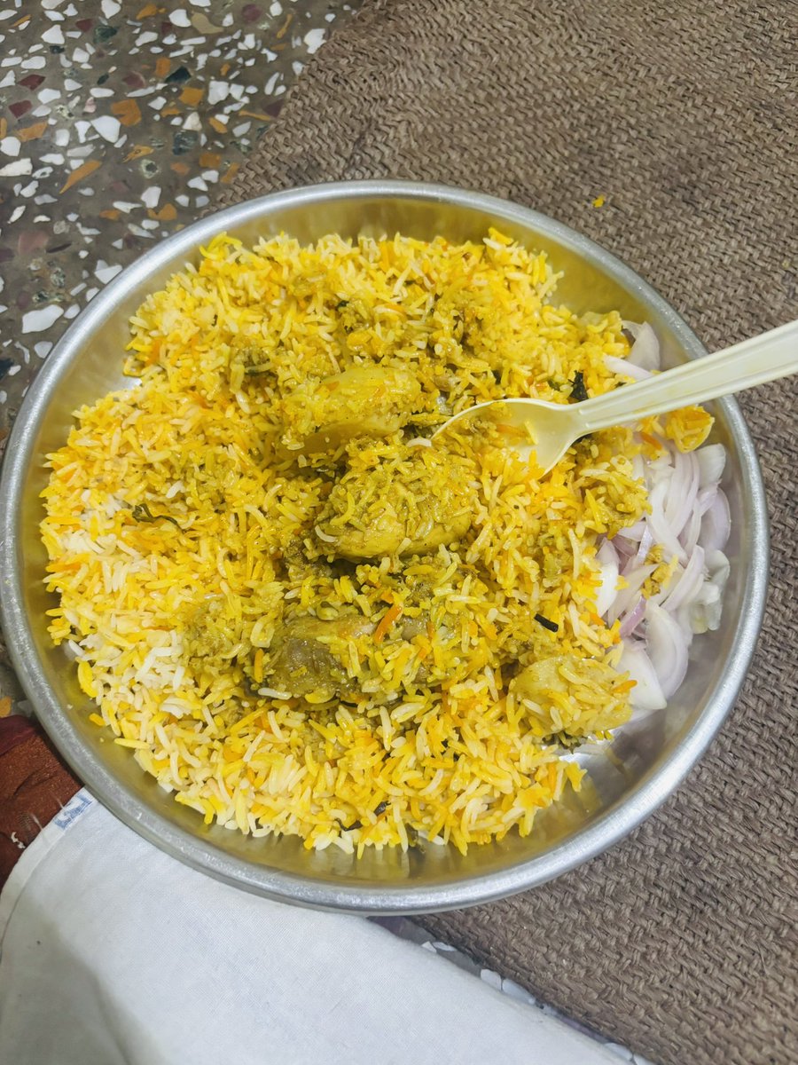 krishna_ro7's tweet photo. ar zomato 
Please stop thus tyoe if behaviour with customer 
I ordered Kolkata biryani 
With biryani x but they send me 1 day ago
Biryani getting smelling very bad . Then i call zomato  chat support and talk with restaurant told me jo karna  his karlo
@zomato @zomatocare https://t.co/4HHthqqi12