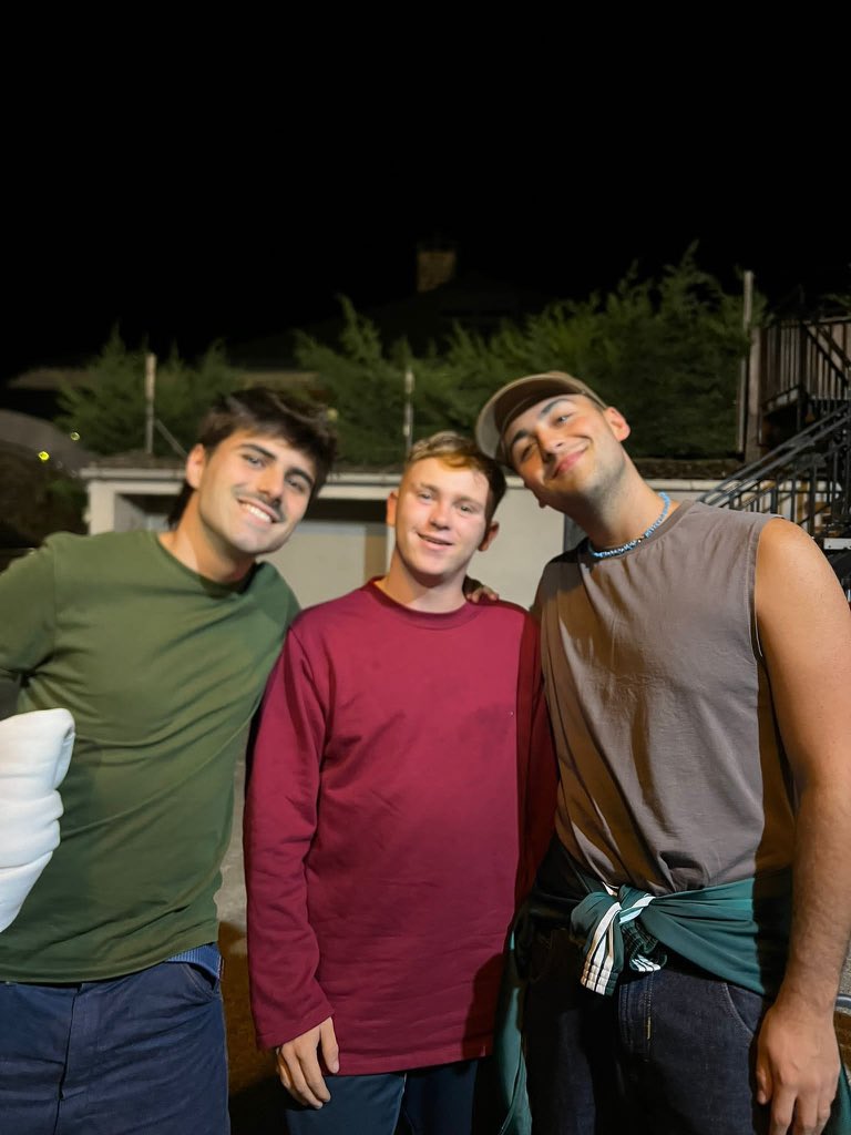 Ahora que han pasado unos días y ya nos hemos recuperado un poco del shock inicial, mirad que casualidad más bonita fue la que vivió el pasado lunes el hijo de mi amiga Marta que se encontró con Juanjo y Martin 🥰

Son enanisimos y encantadores 🤏🏻😭
La foto también la podéis ver