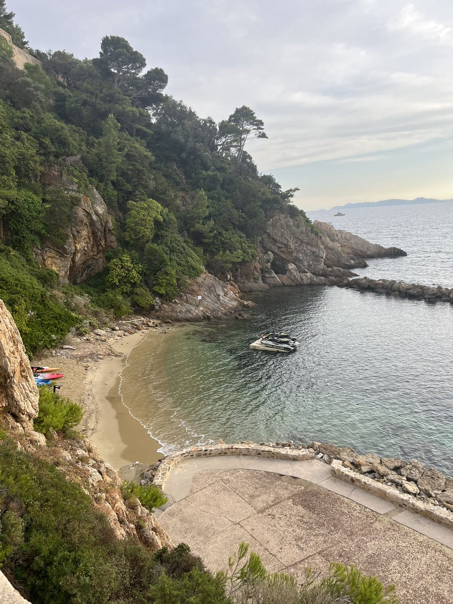 Sie haben schon Stil, die Franzosen. <a href="/bundeskanzler/">Bundeskanzler Friedrich Merz</a> ist heute mit Emmanuel Macron in dessen Sommerresidenz Fort de Brégançon zu Gast - eine besondere Ehre. Unten am Strand sieht man die Jetskis, mit denen Macron hier an der Côte d’Azur unterwegs ist. Später mehr auf <a href="/noz/">andrew</a>