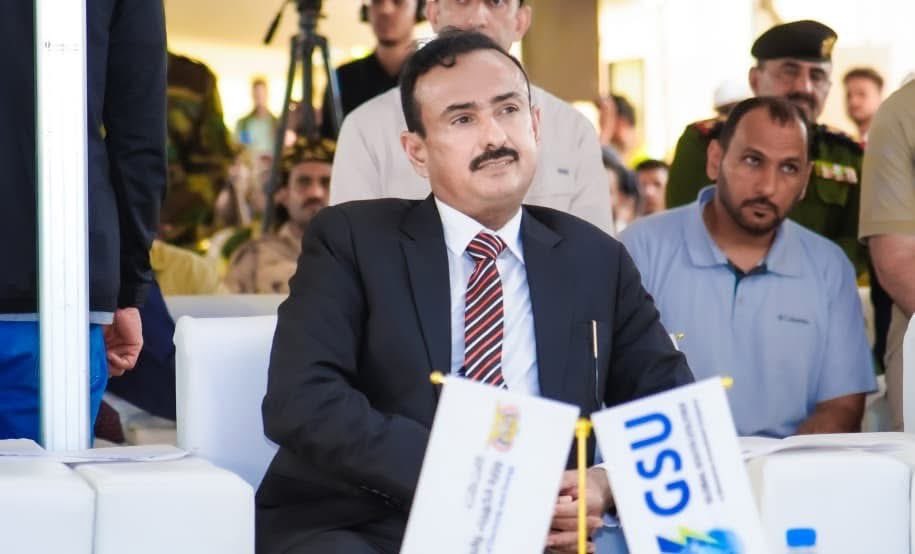 أهديت شبوة بصيص النور تبصر به
وشبوة النور ما تستاهل الغدرا

يا بو محمد بك الكلمات منطربة
إنجاز في صفحة إنجازاتك الأخرى

كنا نحب المطر والغيم نبشر به
من عادنا بدو لا نكتب ولا نقرا

واليوم لا جاء المطر بنسقي الجربة
وان جاتنا الشمس سقينا بها الصحراء

- طارق بن لكسر