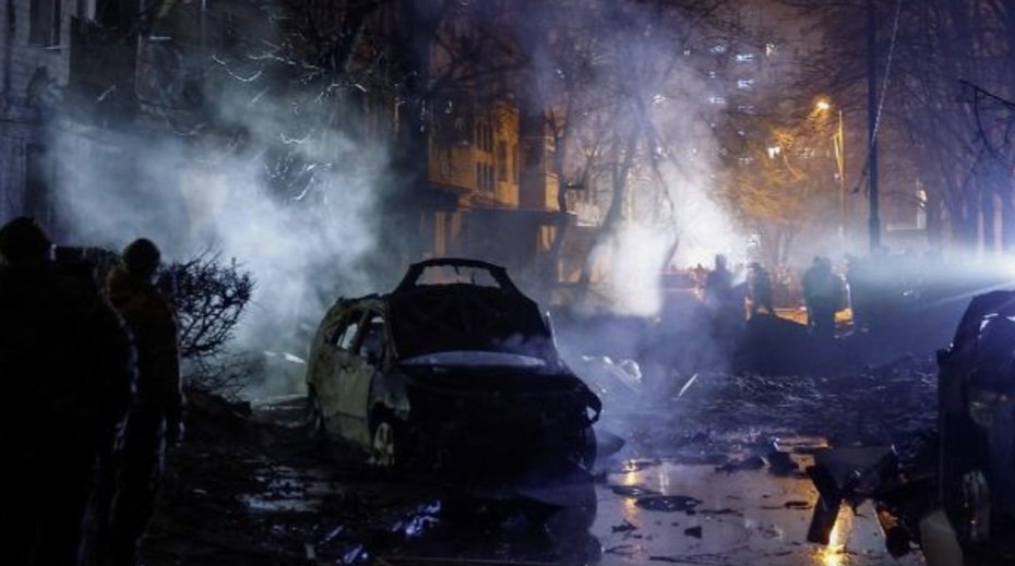 ➖️Zelenskiy:

⭕️“Rusya, Kiev’e en büyük saldırılardan birini düzenledi; yaklaşık 600 İHA ve 31 füze. 19 kişi öldü, 4’ü çocuk. 

⭕️Putin, barış görüşmelerinden kaçmak için çocukları öldürüyor. 

⭕️Daha güçlü bir küresel tepki ve yaptırım gerekiyor.”