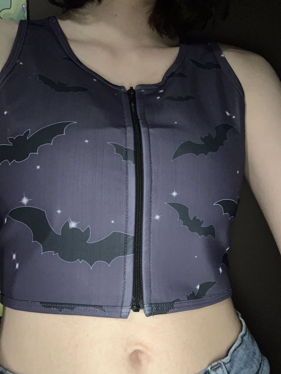 BansheeDrawsArt's tweet photo. Just recieved my @bibipins binder!! I absolutely love it, the design is so cute and it’s so comfortable :D https://t.co/XtARXuwuIr
