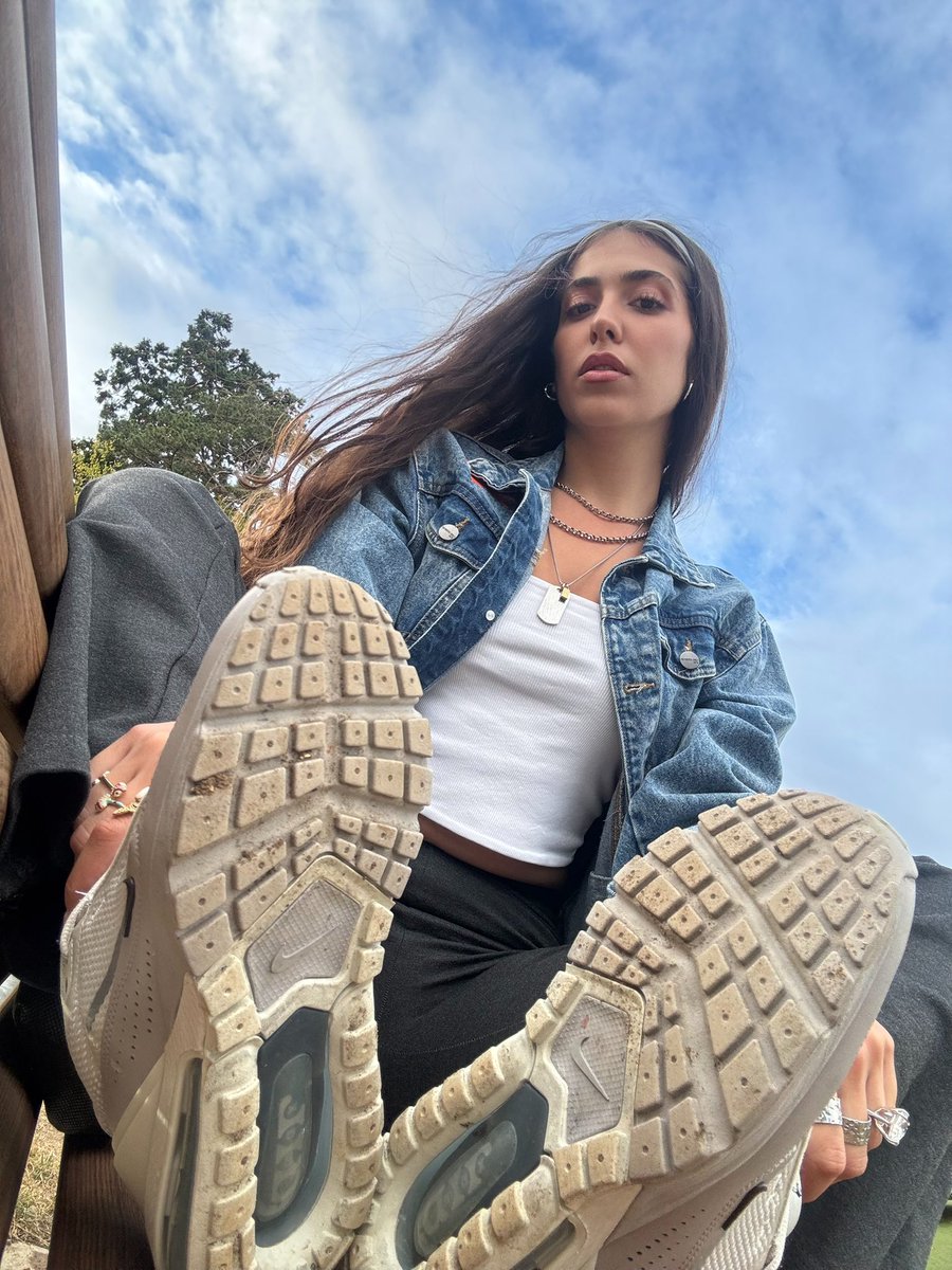 KiaraLeigh26's tweet photo. You LOVE how I look from there don’t ya? 
¿Te ENCANTA como me veo desde ahí a que sí?
#FeetGoddess #FeetLovers #TrainersFeet #HumiliationKink #SubbyMen #Loser #PayPig https://t.co/FT68JMAAuF