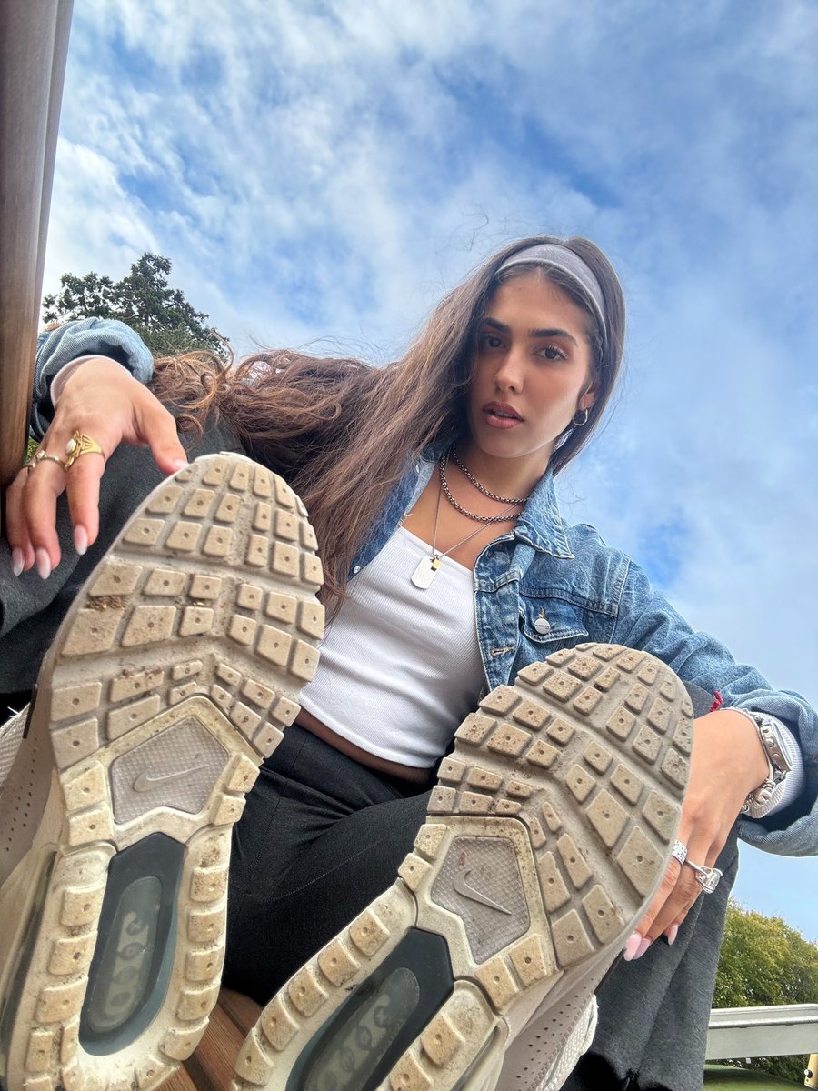 KiaraLeigh26's tweet photo. You LOVE how I look from there don’t ya? 
¿Te ENCANTA como me veo desde ahí a que sí?
#FeetGoddess #FeetLovers #TrainersFeet #HumiliationKink #SubbyMen #Loser #PayPig https://t.co/FT68JMAAuF