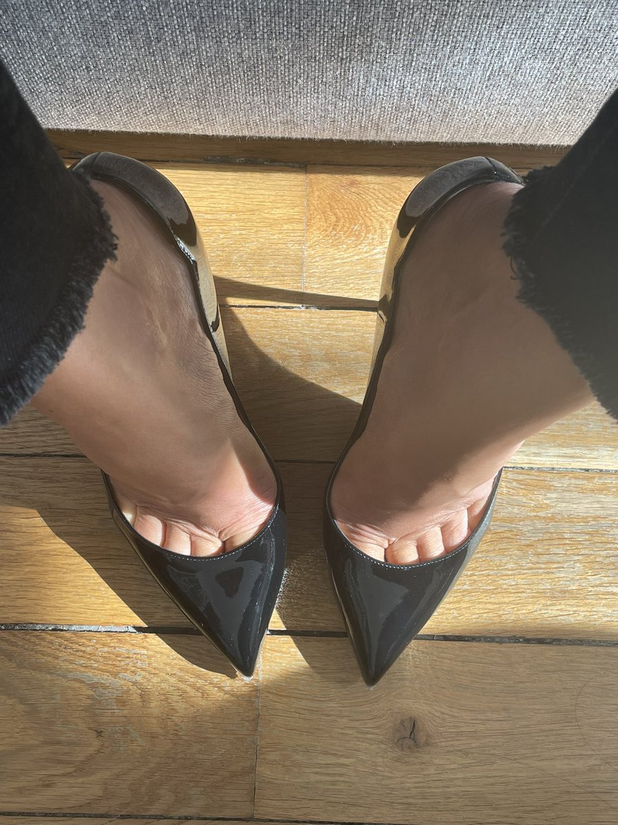 obsession_eva's tweet photo. Avoue que ça te plaît de voir le début de mes orteils ? 

#paypal #paypig #moneymiss #fetish https://t.co/uuVhNbeLgW