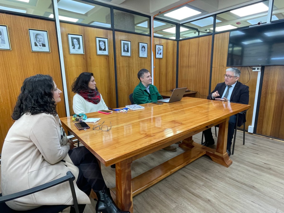 #Noticias. Equipo de Bibliotecas UdeC recibe a delegación de <a href="/TeatroUdec/">Teatro UdeC</a> con miras a futura colaboración🤝.

En el encuentro se compartieron experiencias, junto con plantear próximas actividades en conjunto🎭🎶.

Más info👉tinyurl.com/2bw7vp4p