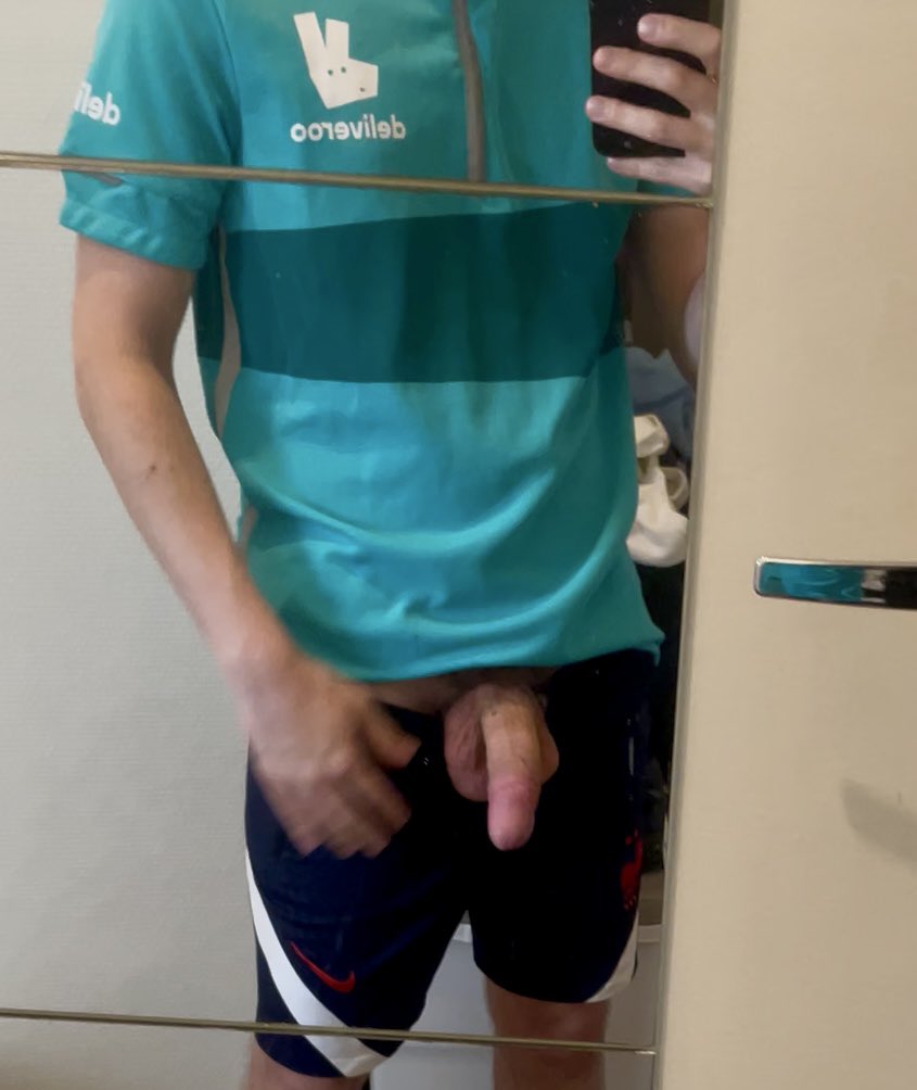 livreur en survet 15k tweet media