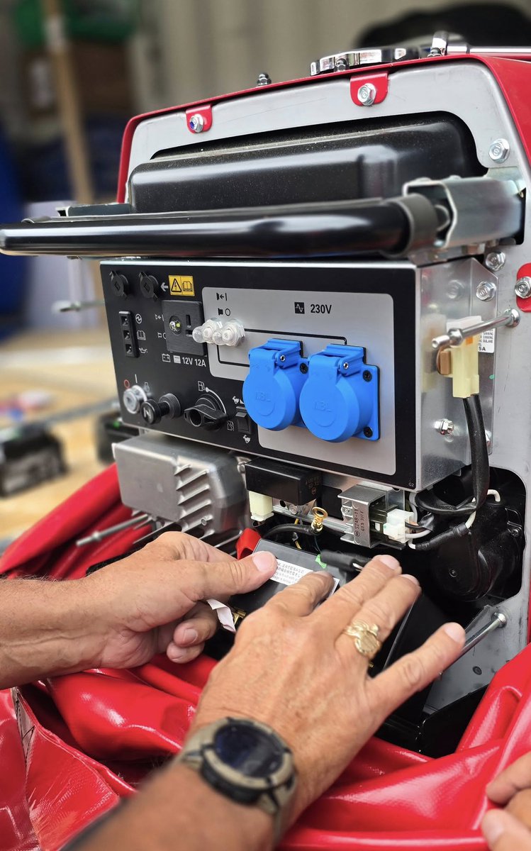 Packing the container for Bouvet 

- pics by OK2WX

dx-world.net/3y0k-bouvet-20…