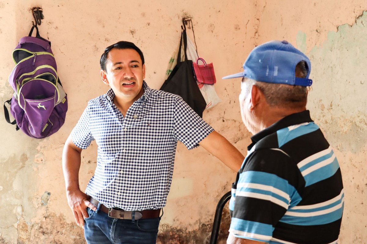 ArturoLeonMx's tweet photo. 🏡✨ Supervisamos personalmente los avances del programa #EnchulaTuCasa en el hogar de Don Raúl, quien nos recibió con mucho cariño.
Con este programa buscamos que él pueda tener una casa digna para que la pueda disfrutar plenamente. 🙌💙 https://t.co/zDTAAV90bq