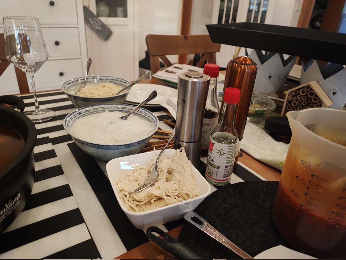 flummi1970's tweet photo. #Flummikuzius der #Gourmet
#TomYang
Mein Schatz hat ein leckeres Mahl bereitet. Euroasiatisches 😋😋
Tolles #Geschenk 🎁😋😋 https://t.co/5sr5wWSOny